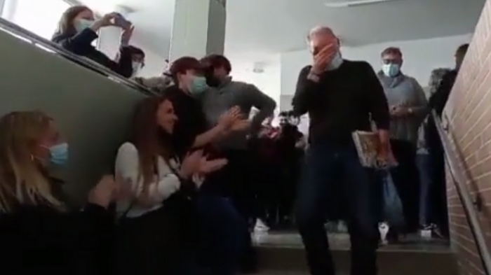 Hasta las lágrimas: La emotiva (y ovacionada) despedida de alumnos a un profesor al jubilarse