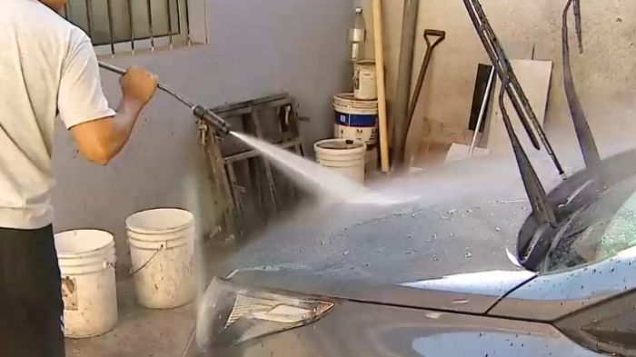 Tras la crisis hídrica: El incierto futuro de los lavados de autos