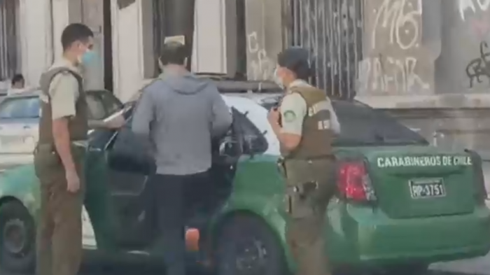 Detienen a sujetos que ingresaron a edificio en Santiago mediante escalamiento: Fueron sorprendidos por vecinos