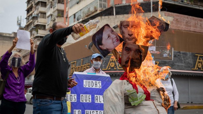 Caracas: Venezolanos prendieron fuego a figuras de Maduro y Putin para recrear la muerte de Judas