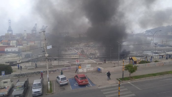Trabajadores portuarios de San Antonio paralizan actividades para 