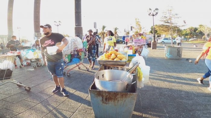 Ambulantes en Plaza de Armas: Inseguridad en el casco histórico de Santiago