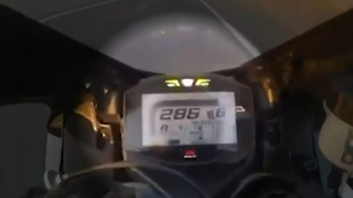 Motociclista se grabó manejando a 286 km/h en autopista de la RM