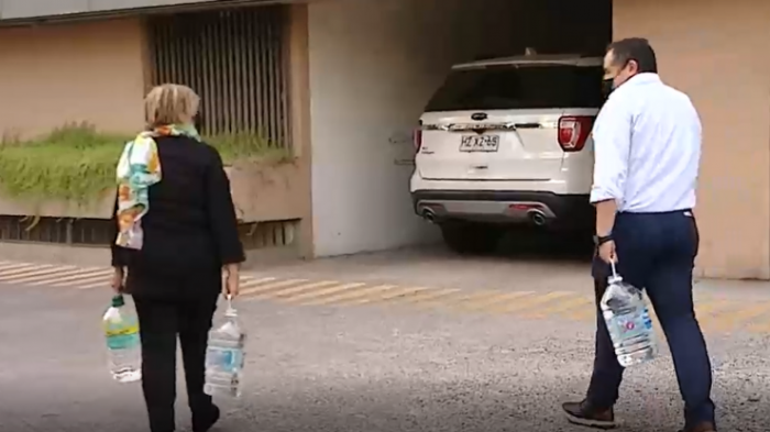 Vecinos llevan casi una semana sin agua por error en reparación: Se abastecen con botellas plásticas