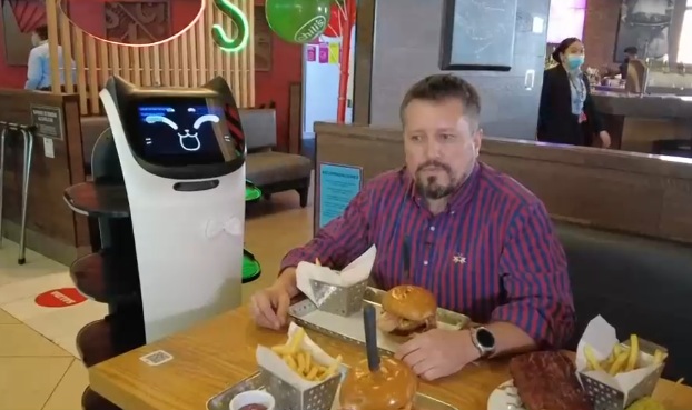 Lleva el menú y reparte los platos: Robots 