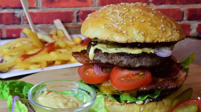 Edad mínima para comer comida rápida es debatida en Países Bajos: Quieren prohibirla en niños y niñas