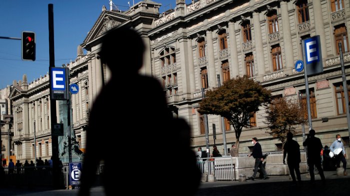 Chile destaca entre los países más infelices del mundo: Sólo el 7% dijo sentirse muy feliz