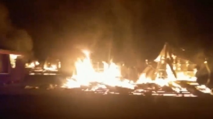 Tres atentados incendiarios en Curacautín: Cinco cabañas y cuatro camiones fueron quemados