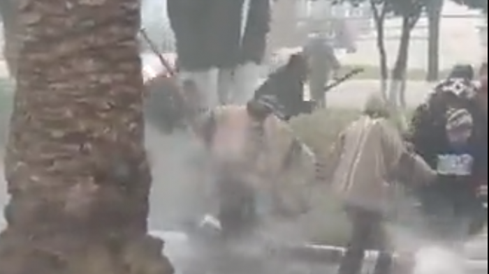 Enfrentamientos en Lebu: Carabinero es golpeado con chuecas por grupo de comuneros