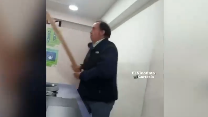 Con palo en mano: Captan a sujeto amenazando a trabajadores de una ferretería