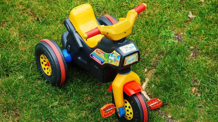 Dos niños escaparon de una guardería en motos de juguete