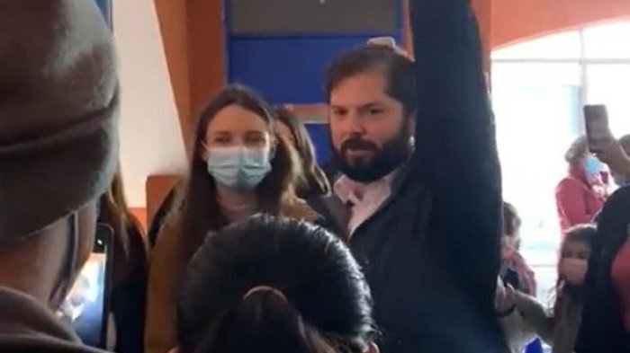 Pdte. Boric a escolares en visita a colegio: 