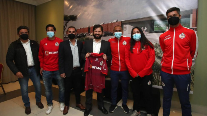 Suazo y Fernández le regalaron al presidente Boric la camiseta de La Serena en su paso por la IV Región