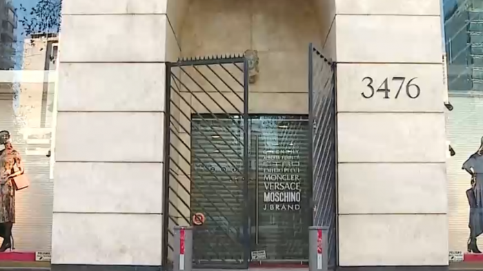 Tienda de ropa de lujo sufre robo de $400 millones en Las Condes: Sujetos intimidaron a propietaria y vendedores