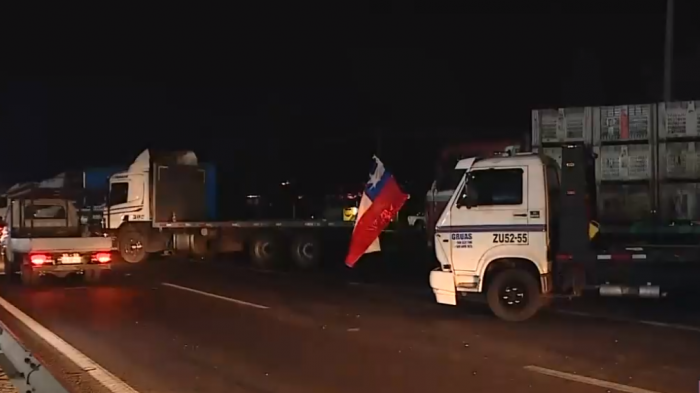 Camioneros cortan parcialmente pistas en la Ruta 5 Sur