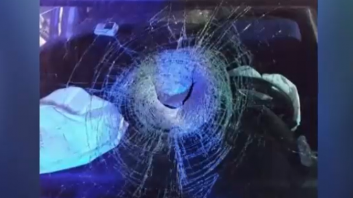 Chocó tras recibir pedrada en autopista y resultó con fractura lumbar: También robaron su billetera