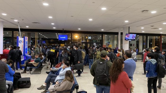 Reportan manifestación de pasajeros en losa del Aeropuerto de Santiago