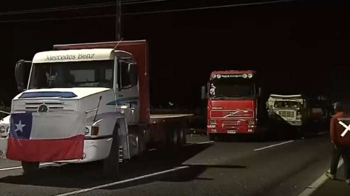 Camioneros nuevamente cortan pistas en Ruta 5 Sur: Exigen mayor seguridad y reclaman por precio del TAG