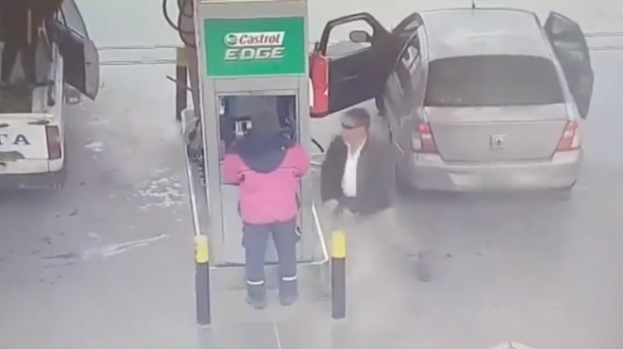 Registran momento en que cliente le propina un brutal cabezazo a trabajador de bencinera