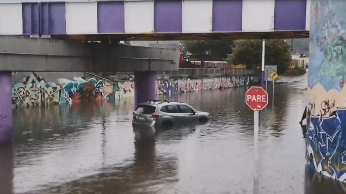 Estragos en Concepción por lluvias: Calles anegadas y vehículos atrapados