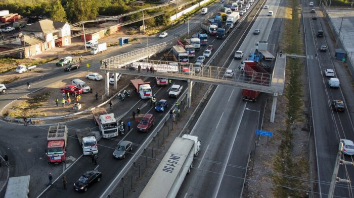 Camioneros despejarán Ruta 5 en Paine y tildan como 
