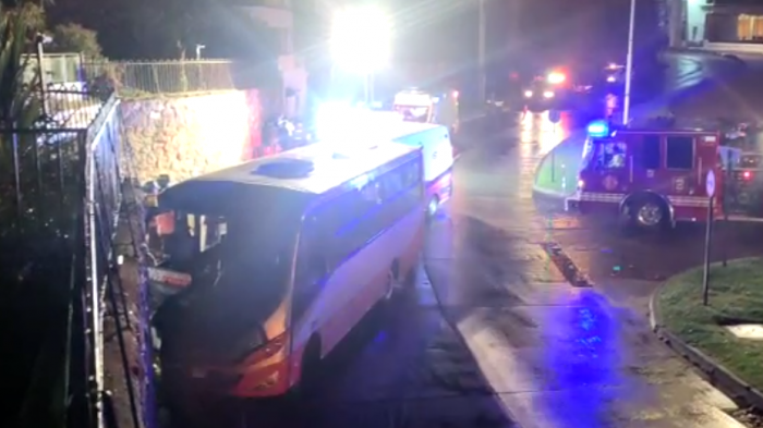 Sistema frontal: Micro chocó a alta velocidad contra un muro en Viña Del Mar y dejó 15 lesionados