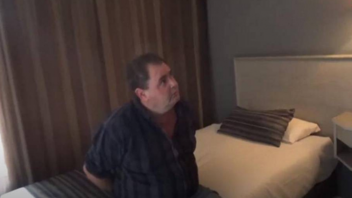 En su propia trampa: Capturan a pedófilo que iba a encontrarse con niña de 8 años en un motel