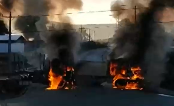 Los Álamos: Resistencia Mapuche Lavkenche se atribuye quema de 33 camiones y apunta contra forestales