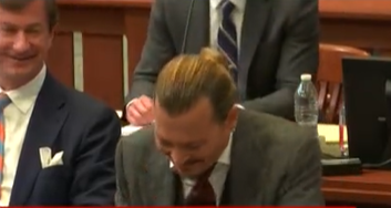 Johnny Depp no aguantó la risa tras pregunta del abogado de Amber Heard en interrogatorio
