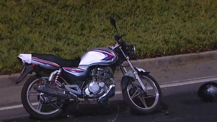 Mujer fue amenazada con armas de fuego en encerrona: Al huir atropelló a motociclista que está grave