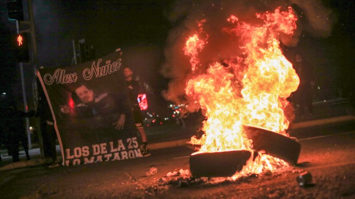 Ex candidata constituyente es detenida por entregar neumáticos a manifestantes en Plaza Baquedano