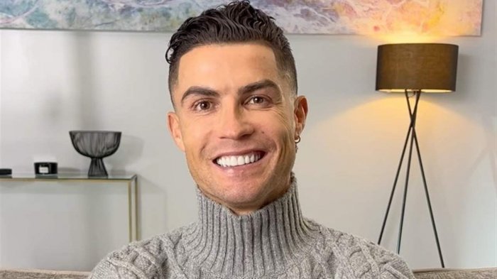 Cristiano Ronaldo comparte tierna foto con su hija recién nacida por redes sociales