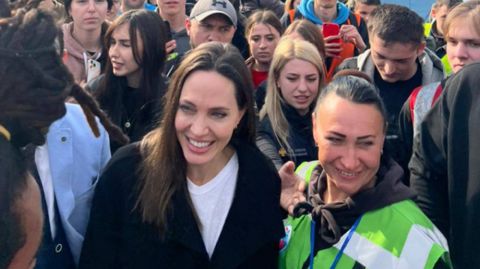 Angelina Jolie visitó Ucrania de sorpresa: Se reunió con niños heridos y voluntarios ucranianos