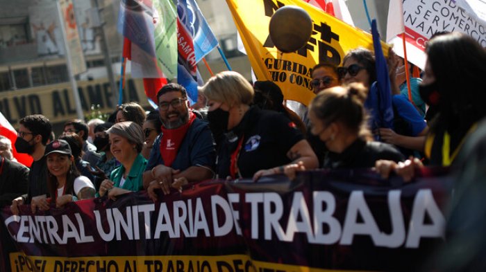 Marcha por el Día del Trabajador avanza por la Alameda: CUT apuntó a las 40 horas sin precarización laboral