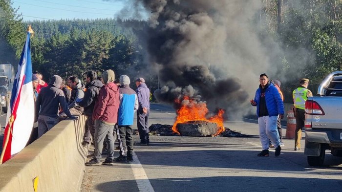 Tras ataques a camioneros: Trabajadores forestales bloquean parcialmente Ruta 160 en la Provincia de Arauco