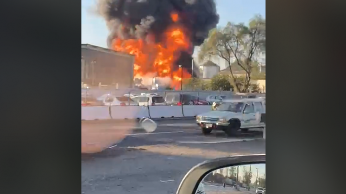 Reportan incendio en fábrica de colchones CIC en Maipú