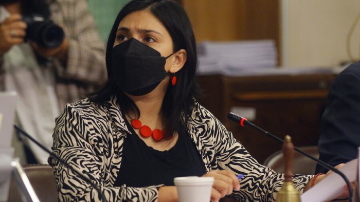 Karol Cariola reconoce error tras hablar de “enfrentamiento” en Meiggs y critica al gobierno por medidas cautelares