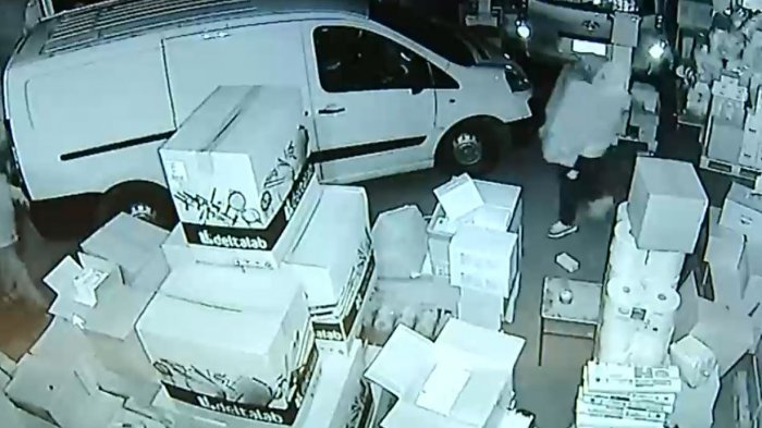 Destrozaron la entrada con vehículo: Millonario turbazo en local de insumos médicos