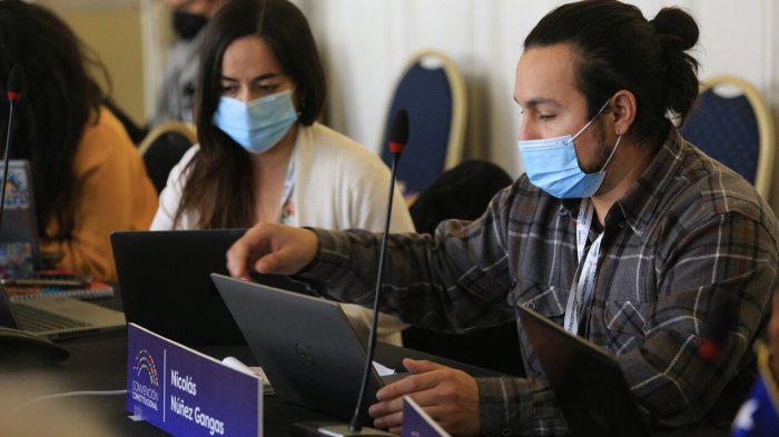 Convencional pide disculpas por votar desde la ducha: 