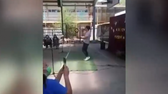 ¿Qué falló? Ex vocalista de Amerika'n Sound, condenado por violación, se presentó en colegio