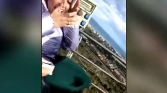 Insólito: Le propuso matrimonio a su novia en una montaña rusa y esto fue lo que ella contestó