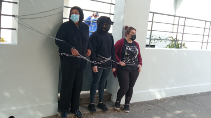 Familiares de presos del estallido se encadenan en rectoría de la UDC: Piden retiro de querellas