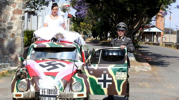 El novio admira a Hitler: Pareja es criticada por contraer matrimonio en ceremonia con símbolos nazi