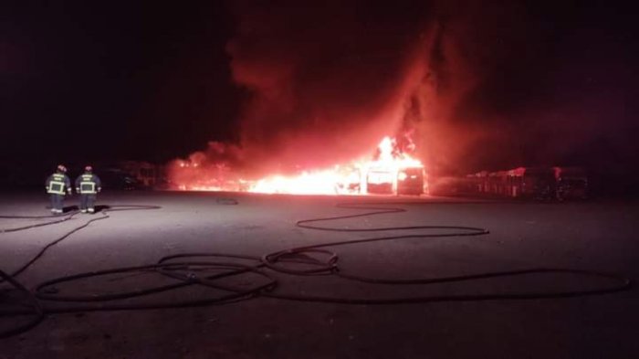 Reportan incendio que afecta a depósito de buses en Maipú: Bomberos trabaja en el siniestro