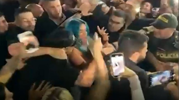 Karol G fue agredida tras concierto: Le lanzaron vaso de cerveza en la cara