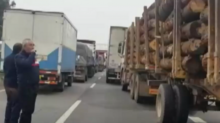 Más de 20 kilómetros de congestión: Ruta 5 Sur sigue bloqueada por camioneros movilizados
