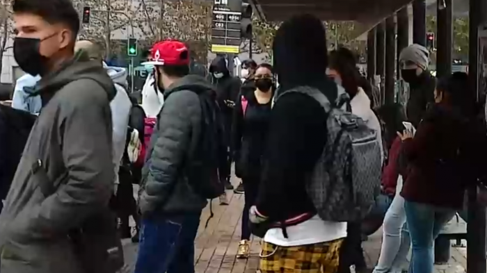 Casi una hora de espera: Usuarios reclamaron falta de micros tras corte de tránsito por Maratón de Santiago