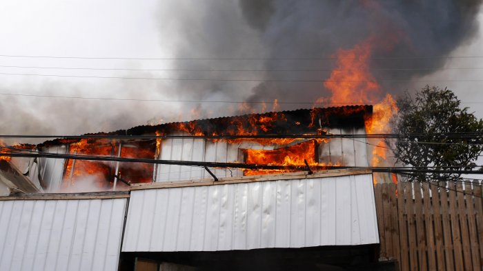Incendio en Valparaíso dejó dos víctimas fatales: Cuatro casas resultaron destruidas