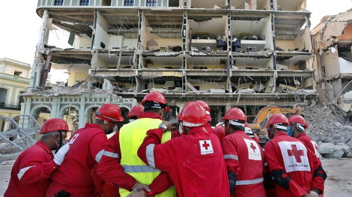 Búsqueda contrarreloj de sobrevivientes tras derrumbe en Cuba: Cifra de muertos aumenta a 31