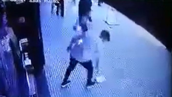 Joven se encontró casi $500 mil en la calle y corrió hasta devolvérselo a anciano en Argentina